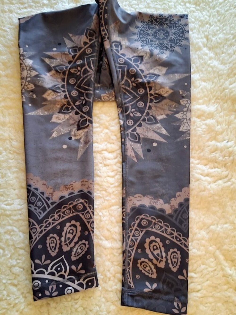 Niyama Sol Gray Sun Pattern Leggings – Medium – High‑Waisted Athleisure - Picture 4 of 4